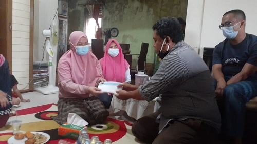 Terima Santunan, Istri Almarhum Moralis : Terimakasih Kepedulian PWI Riau Kepada Kami